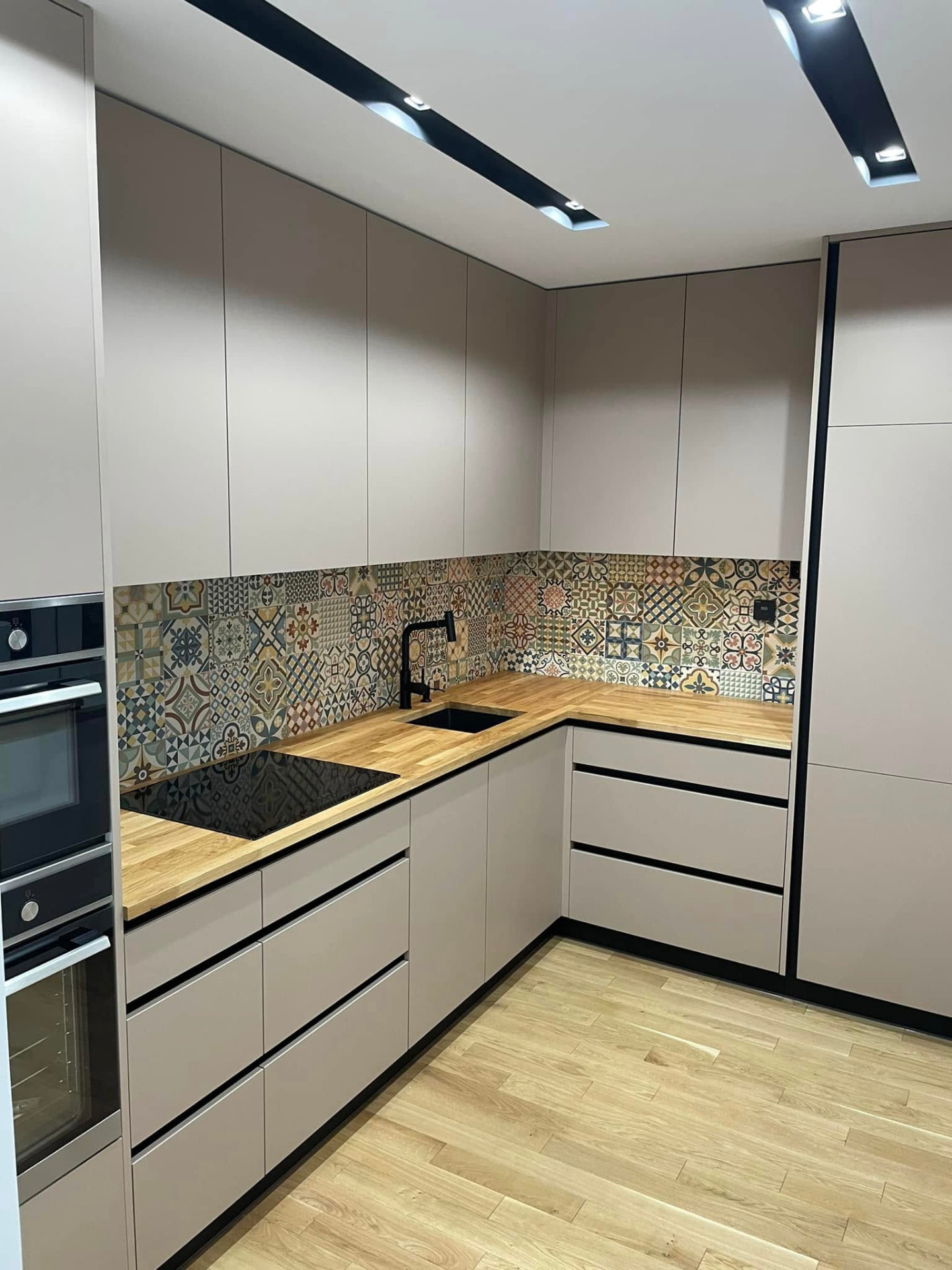 Beżowa kuchnia z płytkami patchwork — realizacja mebli na wymiar