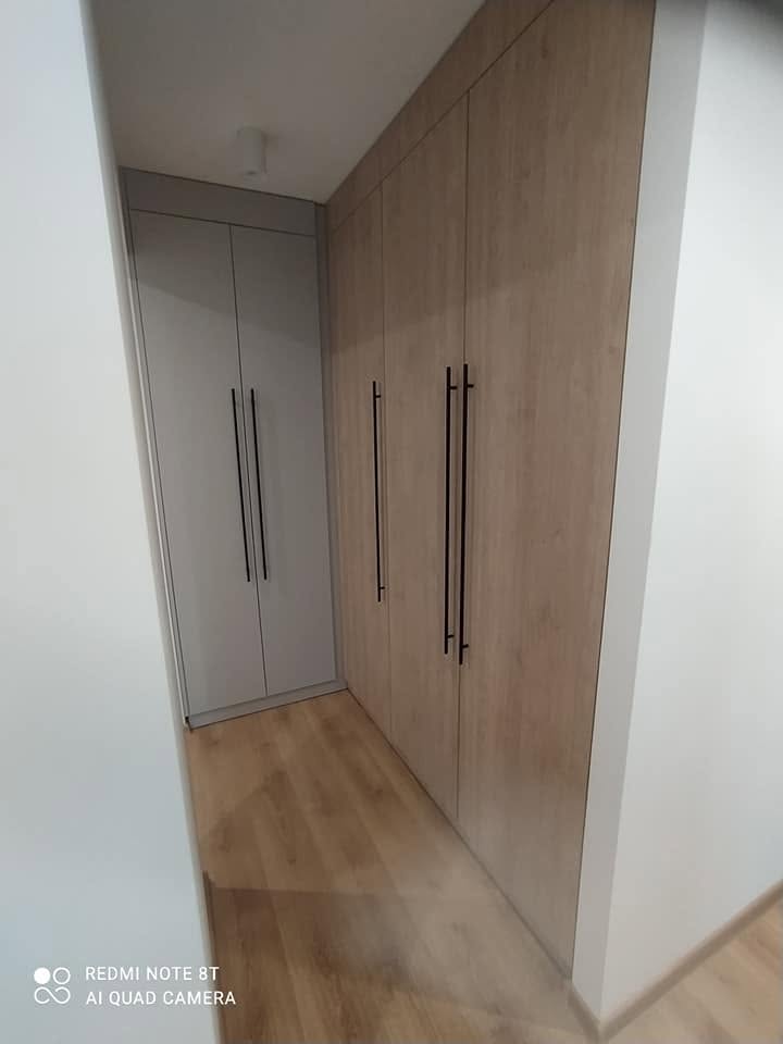 Zabudowa szaf w korytarzu — realizacja mebli na wymiar